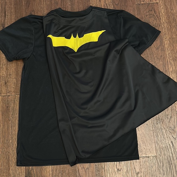 Men’s Batman Shirt with detachable cape Halloween Size M - Picture 3 of 4